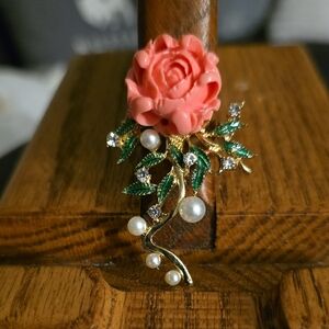 Elegant Floral Brooch with Pink Rose and Green Leaves